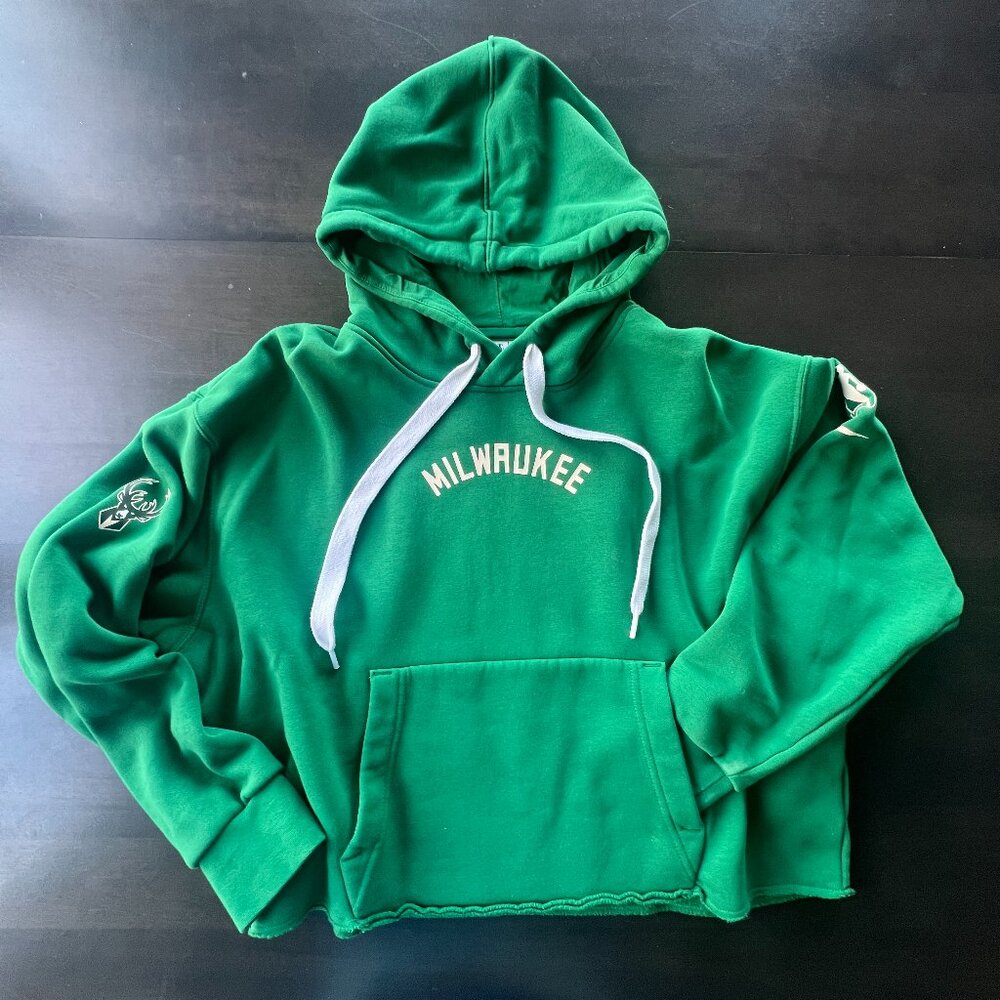 Women's Milwaukee Bucks Nike Kelly Green 2022/23 City Edition Courtside Pullover